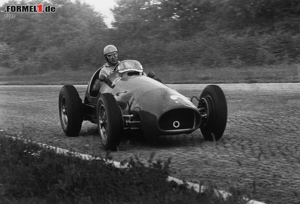 ... für 1954 unterschreibt Ascari nach Gehaltsstreitigkeiten mit der Scuderia bei Lancia. Doch deren Auto ist zu Beginn der neuen Saison noch gar nicht fertig! Eine Titelverteidigung ist damit schon kein Thema mehr und bis zu seinem Tod im Jahr 1955 beendet Ascari kein einziges Formel-1-Rennen mehr. Foto zur News: ... für 1954 unterschreibt Ascari nach Gehaltsstreitigkeiten mit der Scuderia bei Lancia. Doch deren Auto ist zu Beginn der neuen Saison noch gar nicht fertig! Eine Titelverteidigung ist damit schon kein Thema mehr und bis zu seinem Tod im Jahr 1955 beendet Ascari kein einziges Formel-1-Rennen mehr.