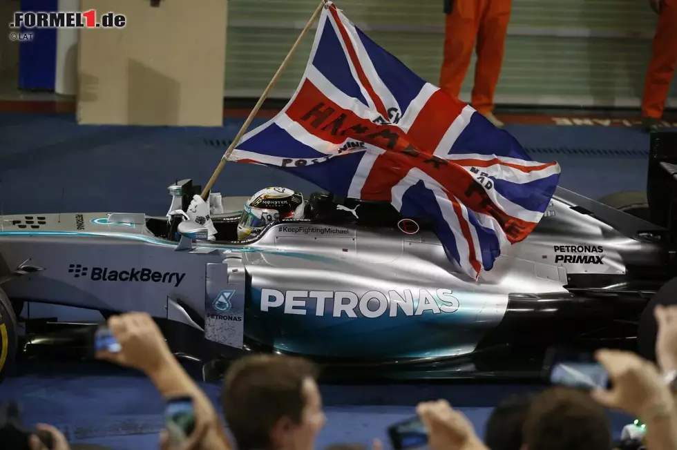 Lewis Hamilton: Der Brite könnte heute sogar bei sieben WM-Titeln in Serie stehen - wenn es 2016 Nico Rosberg nicht gegeben hätte. Denn nachdem Hamilton bereits 2008 für McLaren seinen ersten WM-Titel gewonnen hat, legt er 2014 und 2015 mit Mercedes zu Beginn der Hybridära zwei weitere Weltmeisterschaften nach. Foto zur News: Lewis Hamilton: Der Brite könnte heute sogar bei sieben WM-Titeln in Serie stehen - wenn es 2016 Nico Rosberg nicht gegeben hätte. Denn nachdem Hamilton bereits 2008 für McLaren seinen ersten WM-Titel gewonnen hat, legt er 2014 und 2015 mit Mercedes zu Beginn der Hybridära zwei weitere Weltmeisterschaften nach.