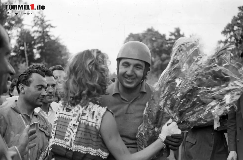 Foto zur News: Alberto Ascari: Nachdem er bereits 1952 den Titel gewonnen hat, ist der Italiener ein Jahr später der erste Formel-1-Fahrer überhaupt, der sich zum zweiten Mal die WM-Krone aufsetzen kann. Beide WM-Titel gewinnt er mit Ferrari. Und genau das ist der Knackpunkt, denn ...