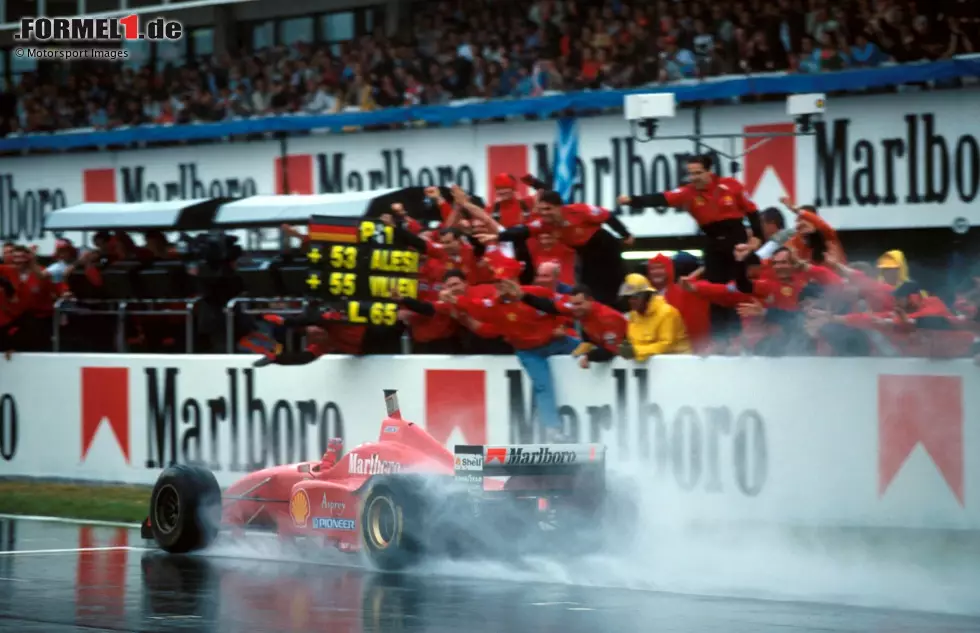 Schumacher fällt in zwei der ersten drei Rennen aus und wird am Ende WM-Dritter. Seine Aufbauarbeit zahlt sich jedoch aus: Schon ab 1997 ist Ferrari regelmäßig WM-Kandidat, zwischen 2000 und 2004 gewinnt der Deutsche fünf WM-Titel in Folge. Bis heute eine einmalige Serie. Foto zur News: Schumacher fällt in zwei der ersten drei Rennen aus und wird am Ende WM-Dritter. Seine Aufbauarbeit zahlt sich jedoch aus: Schon ab 1997 ist Ferrari regelmäßig WM-Kandidat, zwischen 2000 und 2004 gewinnt der Deutsche fünf WM-Titel in Folge. Bis heute eine einmalige Serie.
