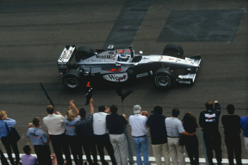 Foto zur News: McLaren: Das Team aus Woking hat seine erfolgreichste Zeit zwischen 1988 und 1991, als man viermal in Folge Fahrer- und Konstrukteus-Weltmeisterschaft gewinnt. Nach einer kurzen Durststrecke folgen 1998 und 1999 noch einmal zwei Fahrertitel durch Mika Häkkinen, 2008 holt Lewis Hamilton die bis heute letzte Weltmeisterschaft.