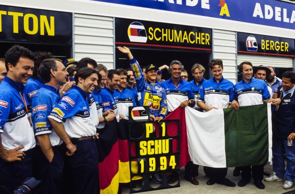 Foto zur News: Benetton: So lange wie Lotus hält sich Benetton nicht an der Spitze der Formel 1. Trotzdem etabliert sich das Team dank Michael Schumacher Mitte der 1990er-Jahre als absolute Topadresse in der Königsklasse. 1994 holt der Deutsche den ersten WM-Titel für den Rennstall, 1995 folgt ein weiterer und der erste Konstrukteurstitel.