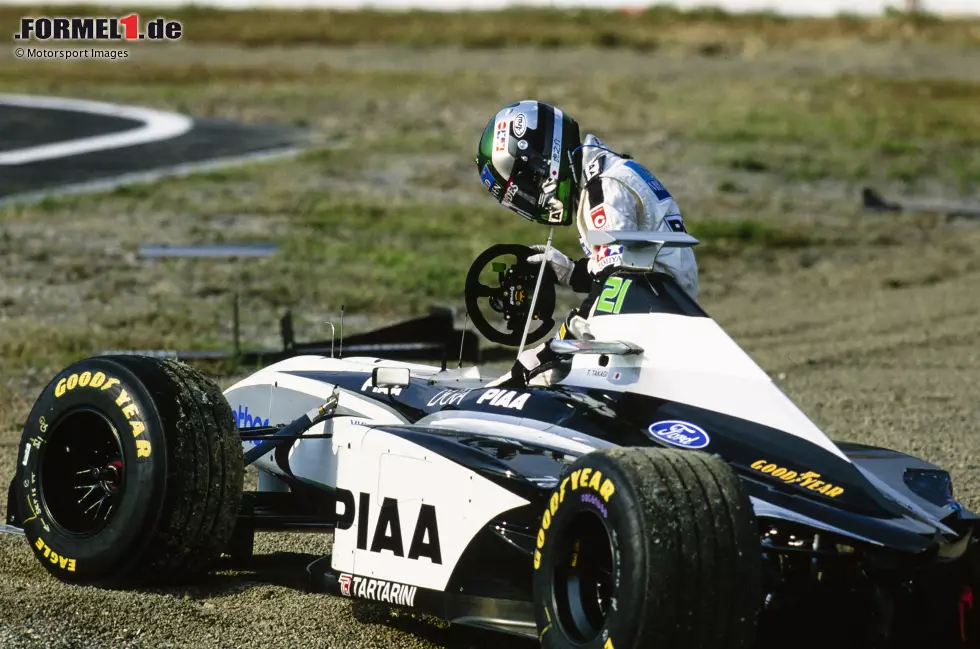 Foto zur News: Jody Scheckter holt in den folgenden Jahren bis 1976 immerhin noch vier Siege, anschließend kommen bis zum Ende des Rennstalls unter dem Namen Tyrrell im Jahr 1998 nur noch drei hinzu. Das Team lebt allerdings weiter: 1999 wird es zu BAR, 2006 zum Honda-Werksteam, 2009 zu Brawn und seit 2010 sammelt man als Mercedes Siege und Titel ...