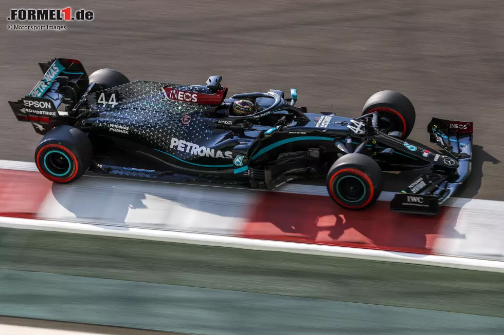 Foto zur News: 2020: Die Corona-Pandemie setzt auch der Formel 1 zu. In der auf 17 Rennen verkürzten Saison ist Mercedes dennoch die Nummer eins. Der W11 sorgt ein letztes Mal für den totalen Erfolg mit beiden WM-Titeln.