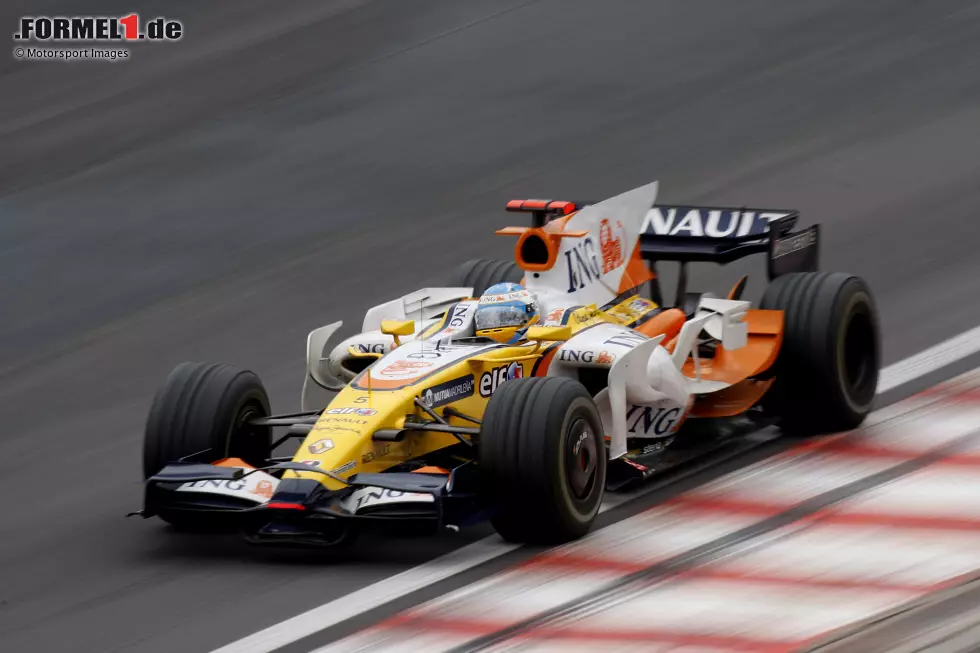 2008: Mit Rückkehrer Fernando Alonso erlebt Renault einen kleinen Aufschwung und gewinnt zwei Rennen, darunter den "Crashgate"-Grand-Prix in Singapur. Am Jahresende aber ergibt sich nur P4 in der Gesamtwertung. Foto zur News: 2008: Mit Rückkehrer Fernando Alonso erlebt Renault einen kleinen Aufschwung und gewinnt zwei Rennen, darunter den "Crashgate"-Grand-Prix in Singapur. Am Jahresende aber ergibt sich nur P4 in der Gesamtwertung.