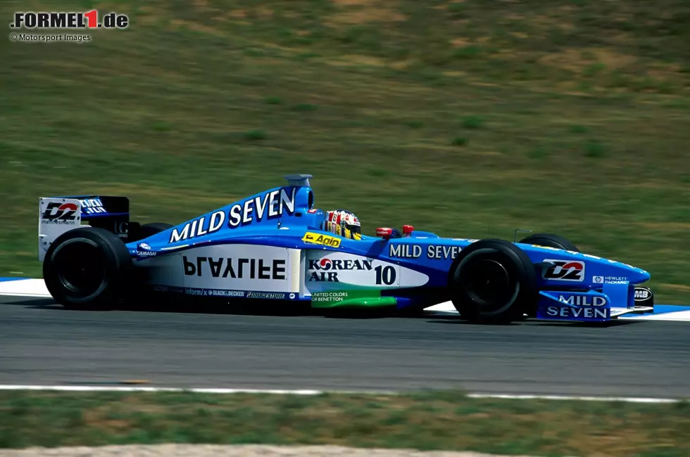 1999: Ein letztes Mal ist James Allison bei Benetton in die Aerodynamik eines Rennautos eingebunden. Mit dem B199 gelingt aber nur ein Podestplatz, das Team rutscht ab auf WM-Position sechs. Foto zur News: 1999: Ein letztes Mal ist James Allison bei Benetton in die Aerodynamik eines Rennautos eingebunden. Mit dem B199 gelingt aber nur ein Podestplatz, das Team rutscht ab auf WM-Position sechs.