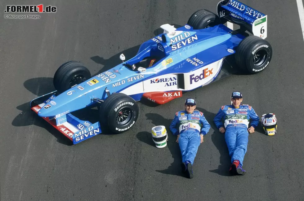 1998: Es geht abwärts für Benetton mit dem B198 und den Fahrern Giancarlo Fisichella und Alexander Wurz. Auch, weil sich Renault zurückzieht und die Motoren fortan von Mecachrome kommen. Benannt sind die Antriebe nach der Benetton-Tochter Playlife. Ergebnis: Nur zwei Podestplätze und WM-Rang fünf. Foto zur News: 1998: Es geht abwärts für Benetton mit dem B198 und den Fahrern Giancarlo Fisichella und Alexander Wurz. Auch, weil sich Renault zurückzieht und die Motoren fortan von Mecachrome kommen. Benannt sind die Antriebe nach der Benetton-Tochter Playlife. Ergebnis: Nur zwei Podestplätze und WM-Rang fünf.