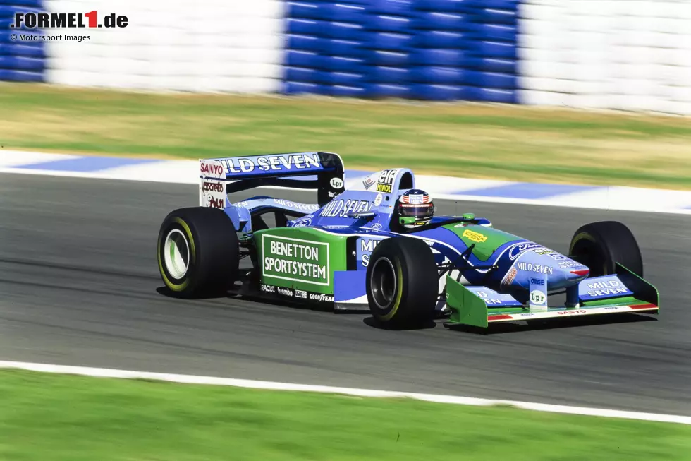 1994: Der B194 ist Benettons erstes WM-Auto und letztes Modell mit Ford-V8-Motoren, und James Allison ist einer der Väter hinter dem Erfolg des Fahrzeugs. Michael Schumacher gewinnt auf dem Weg zu seiner ersten Weltmeisterschaft acht von 16 Rennen. Foto zur News: 1994: Der B194 ist Benettons erstes WM-Auto und letztes Modell mit Ford-V8-Motoren, und James Allison ist einer der Väter hinter dem Erfolg des Fahrzeugs. Michael Schumacher gewinnt auf dem Weg zu seiner ersten Weltmeisterschaft acht von 16 Rennen.