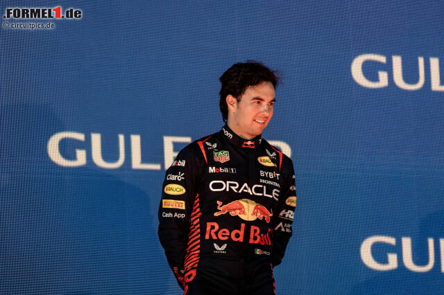 Foto zur News: 1. Bahrain: Red Bull würde den Auftakt in Bahrain trotzdem gewinnen, und zwar mit Sergio Perez, der natürlich auch in der WM in Führung gehen würde. Fernando Alonso wird Zweiter, und Carlos Sainz darf mit auf das Podium. Stand: 1. Perez (25), 2. Alonso (18), 3. Sainz (15), 4. Hamilton (12), 5. Stroll (10).