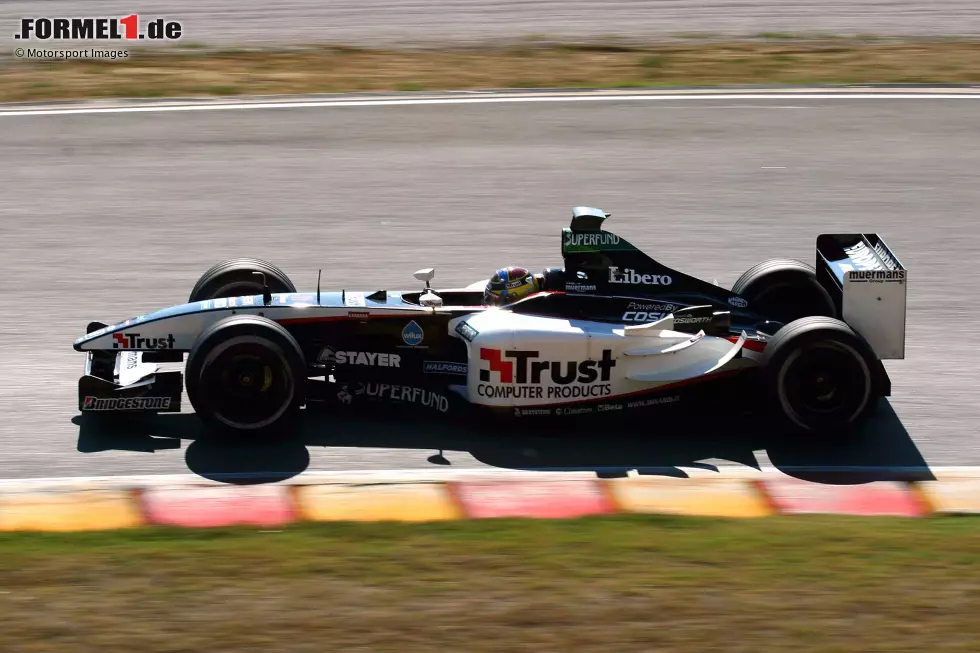 Minardi-Cosworth PS03: Justin Wilson (Großbritannien), Jos Verstappen (Niederlande) und teilweise Nicolas Kiesa (Dänemark) Foto zur News: Minardi-Cosworth PS03: Justin Wilson (Großbritannien), Jos Verstappen (Niederlande) und teilweise Nicolas Kiesa (Dänemark)