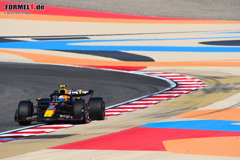Foto zur News: Im 1. Freien Training ist Sergio Perez im Red Bull RB19 der Schnellste auf Soft-Reifen, Weltmeister Max Verstappen kommt im Schwesterauto nicht ganz mit und ...