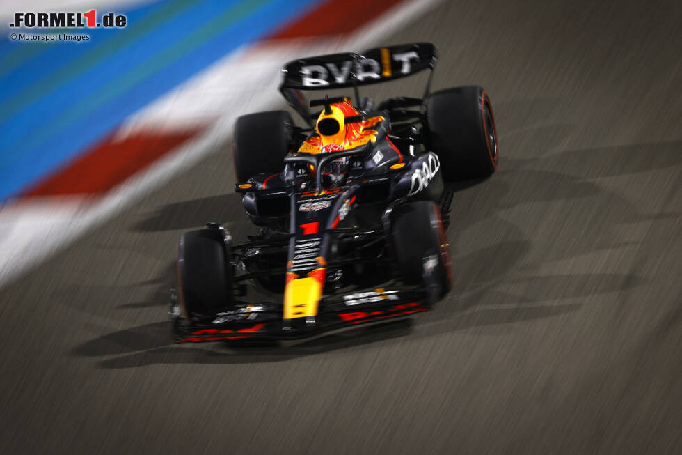 Foto zur News: Max Verstappen gewinnt im Red Bull RB19 überlegen den Grand Prix von Bahrain 2023 und übernimmt damit auch die Führung in der WM. Sergio Perez komplettiert den Doppelsieg für das Team vor ...