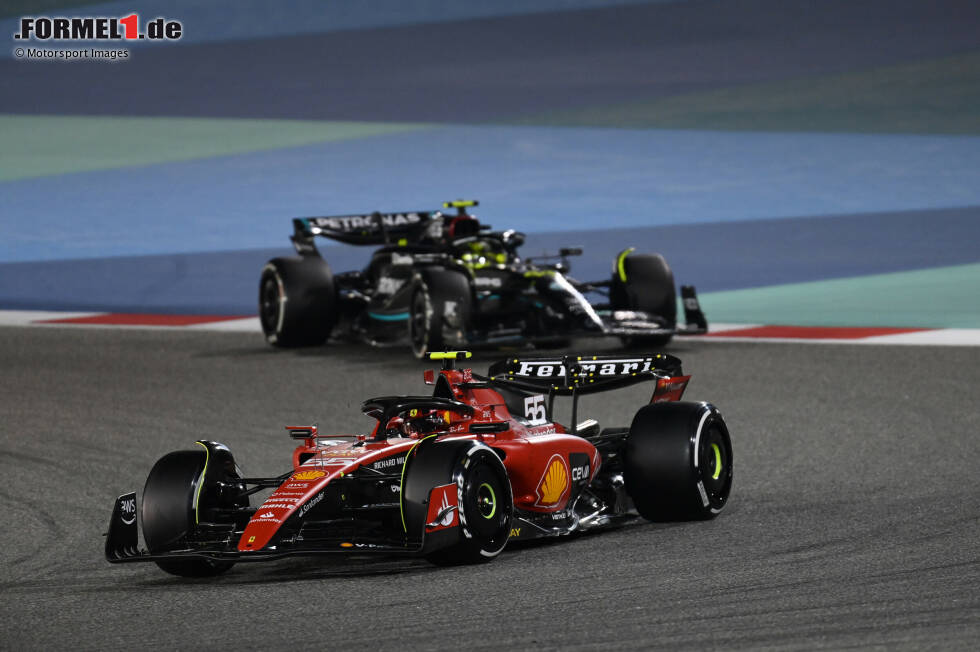 Foto zur News: ... holt Carlos Sainz den vierten Platz im Rennen vor Lewis Hamilton im Mercedes W14 auf Platz fünf. Dann folgt ...