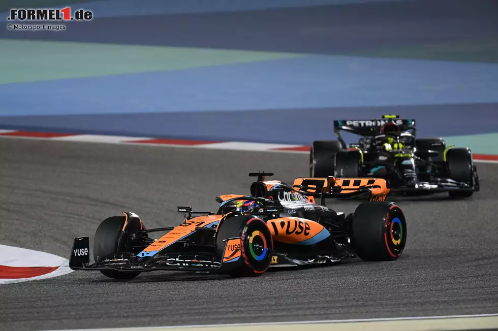 ... verläuft das Rennen für McLaren: Oscar Piastri fällt im MCL60 schon früh aus, Lando Norris im Schwesterauto ist sechsmal an der Box mit Antriebsproblemen. Und auch ... Foto zur News: ... verläuft das Rennen für McLaren: Oscar Piastri fällt im MCL60 schon früh aus, Lando Norris im Schwesterauto ist sechsmal an der Box mit Antriebsproblemen. Und auch ...
