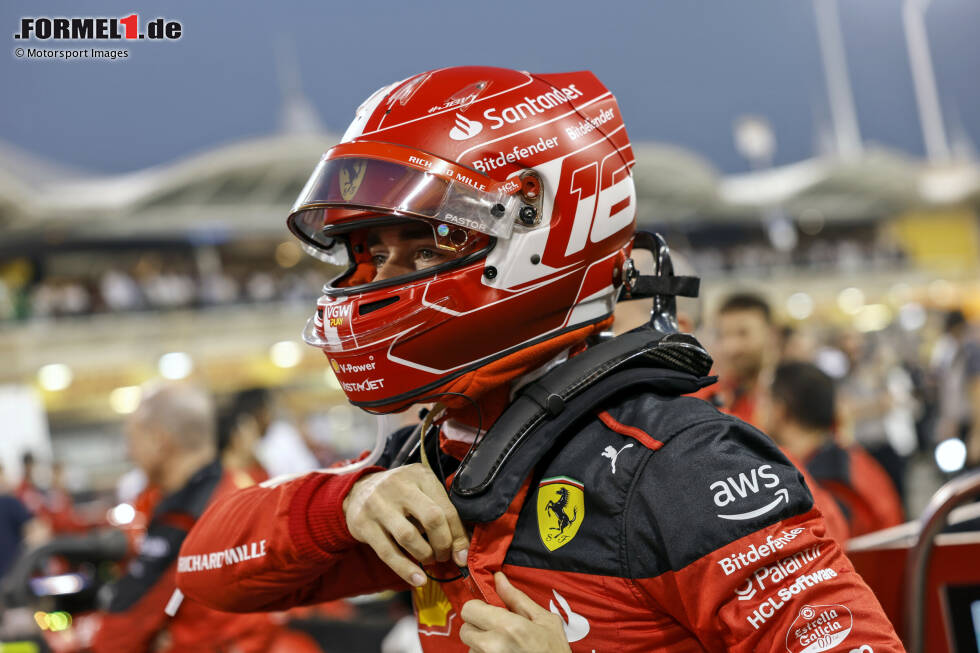 Foto zur News: ... Charles Leclerc im Ferrari SF-23 auf Podestkurs die Puste ausgeht: Er muss sein Auto am Streckenrand abstellen, die nachfolgenden Fahrer gewinnen kampflos eine Position. Für Ferrari ...