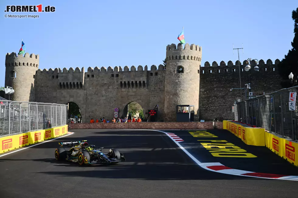 ... klafft die große Lücke: Carlos Sainz im zweiten Ferrari fehlen schon acht Zehntel auf die Spitze, bei Lewis Hamilton im Mercedes W14 auf P5 beträgt der Rückstand fast eine Sekunde. Er steht damit aber immerhin noch vor Fernando Alonso im Aston Martin AMR23 und erstmals ... Foto zur News: ... klafft die große Lücke: Carlos Sainz im zweiten Ferrari fehlen schon acht Zehntel auf die Spitze, bei Lewis Hamilton im Mercedes W14 auf P5 beträgt der Rückstand fast eine Sekunde. Er steht damit aber immerhin noch vor Fernando Alonso im Aston Martin AMR23 und erstmals ...