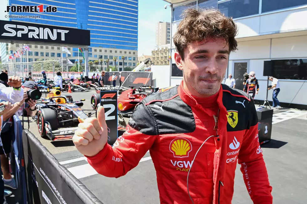 Foto zur News: Charles Leclerc ist der erste Sieger eines Sprint-Shootouts in der Formel 1. Mit 1:41.697 Minuten auf Soft bleibt er im Ferrari SF-23 eineinhalb Zehntel vor Sergio Perez im Red Bull RB19 und fast drei Zehntel vor Max Verstappen im anderen Red Bull. Aber ...