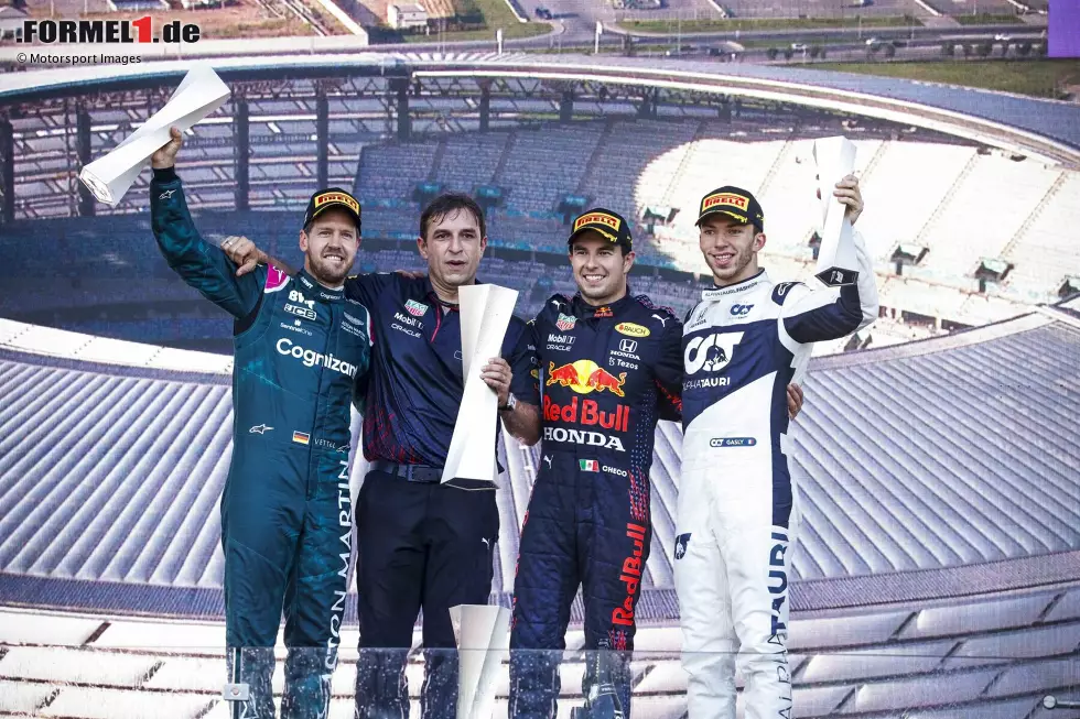 2021: Sergio Perez (Red Bull) vor Sebastian Vettel (Aston Martin) und Pierre Gasly (AlphaTauri) Foto zur News: 2021: Sergio Perez (Red Bull) vor Sebastian Vettel (Aston Martin) und Pierre Gasly (AlphaTauri)