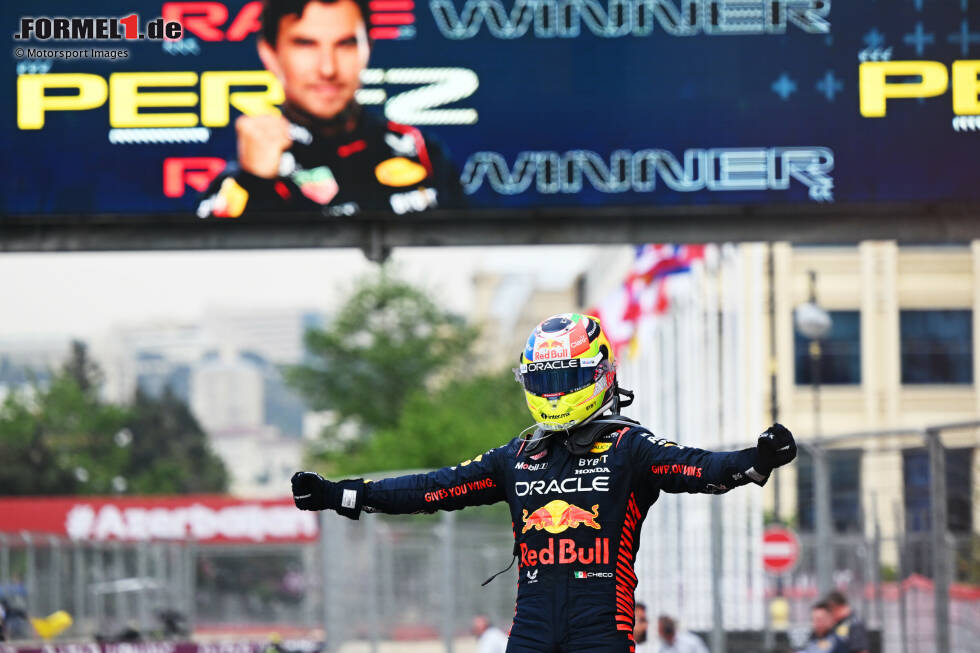Foto zur News: Sergio Perez gewinnt im Red Bull RB19 den Grand Prix von Aserbaidschan in Baku. Er profitiert von einer Safety-Car-Phase, die er zum Reifenwechsel nutzt - und so in Führung geht. Es ist sein zweiter Saisonsieg und sein zweiter Sieg in Baku, aber eigentlich ...