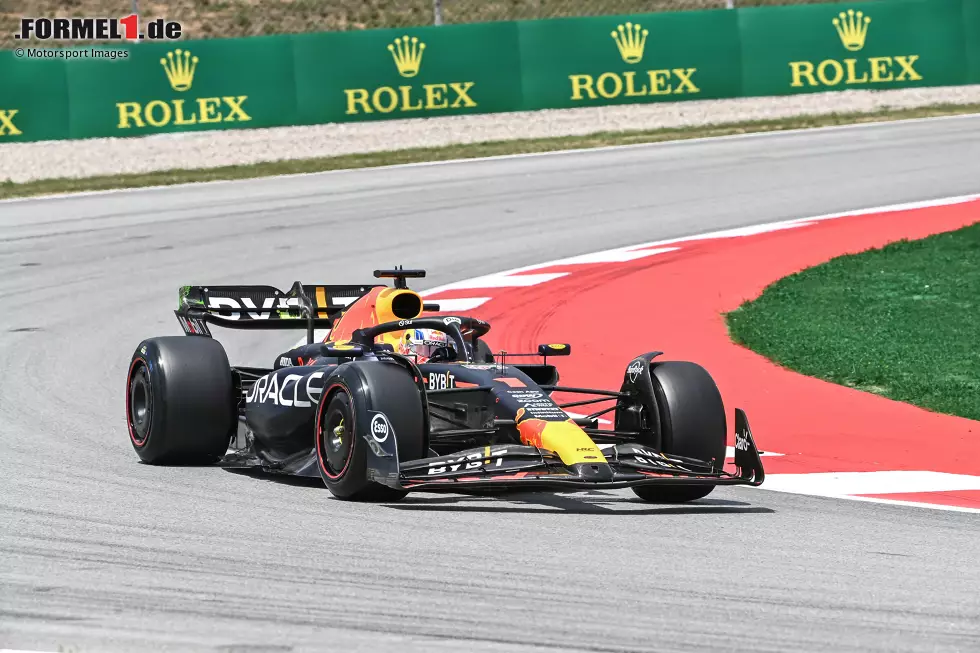 Foto zur News: Wenig überraschend ist Red Bull im ersten Training dominant - und allen voran der Weltmeister. Max Verstappen lässt am Mittag keinen Zweifel aufkommen, wer in Barcelona Favorit ist und verbläst den Rest des Feldes um fast acht Zehntelsekunden. Hinter Red Bull kommen aber ungewöhnliche Namen ...