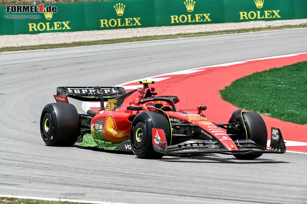 Foto zur News: ... Ferrari. Die Scuderia hat in Barcelona einen neuen Seitenkasten im Gepäck, der im ersten Training gegen den alten probiert wird. Schneller ist da Charles Leclerc (8.) in der alten Variante. Carlos Sainz (9.) mit der neuen fehlen 0,032 Sekunden. Ausprobiert wurden auch ...