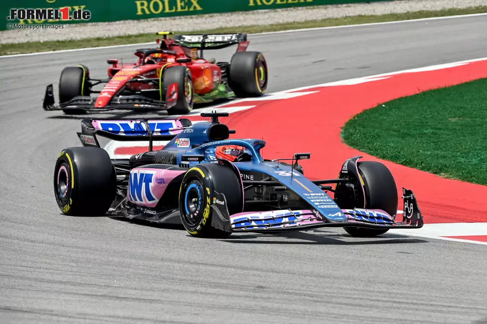 Foto zur News: ... wie Esteban Ocon. Der Dritte aus Monaco wird auch im ersten Training Dritter und unterstreicht die gute Form von Alpine. Dahinter liegt mit AlphaTauris Nyck de Vries ein weiterer ungewöhnlicher Kandidat. Die Augen waren aber vor allem auf ein Team gerichtet ...