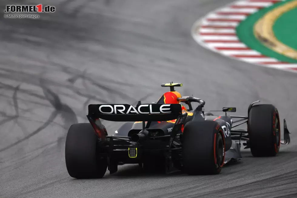 ... Sergio Perez scheitert früher als erhofft. Am Ende von Q2 fliegt er ins Kiesbett ab und kann sich dann in der letzten Runde nicht mehr in die Top 10 schieben. Für eine kuriose Szene sorgt am Ende von Q2 ... Foto zur News: ... Sergio Perez scheitert früher als erhofft. Am Ende von Q2 fliegt er ins Kiesbett ab und kann sich dann in der letzten Runde nicht mehr in die Top 10 schieben. Für eine kuriose Szene sorgt am Ende von Q2 ...