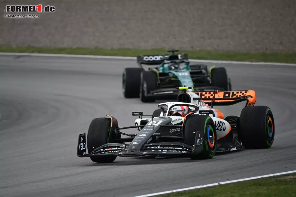 Foto zur News: ... der Regen verhindert, dass die Teams die Autos auf die Strecke schicken. Erst in den letzten 20 Minuten sehen wir wieder viele Autos. Die Zeiten sind im Training nicht sonderlich relevant, doch im Qualifying bekommen die Fans früh Action zu sehen, vor allem in Kurve ...