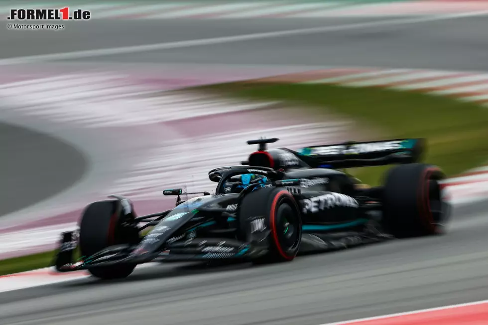 ... George Russell. Der Brite passt nicht auf und kollidiert ausgerechnet mit Teamkollege Lewis Hamilton. Er schiebt Hamilton auf das Gras und beschädigt dessen Frontflügel. Die Kommissare untersuchen den Vorfall. Zu allem Überfluss ist in Q2 Schluss. Auch zu den Kommissaren muss ... Foto zur News: ... George Russell. Der Brite passt nicht auf und kollidiert ausgerechnet mit Teamkollege Lewis Hamilton. Er schiebt Hamilton auf das Gras und beschädigt dessen Frontflügel. Die Kommissare untersuchen den Vorfall. Zu allem Überfluss ist in Q2 Schluss. Auch zu den Kommissaren muss ...