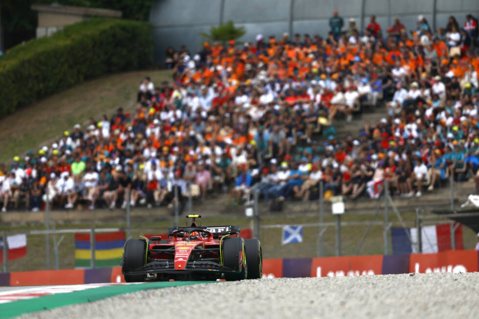 Foto zur News: ... von Carlos Sainz folgt in Kurve 1, doch danach geht es für Ferrari nur nach hinten. Der Spanier muss Gegner um Gegner vorbeilassen und wird am Ende Fünfter. Doch für Ferrari kommt es noch schlimmer, denn ...