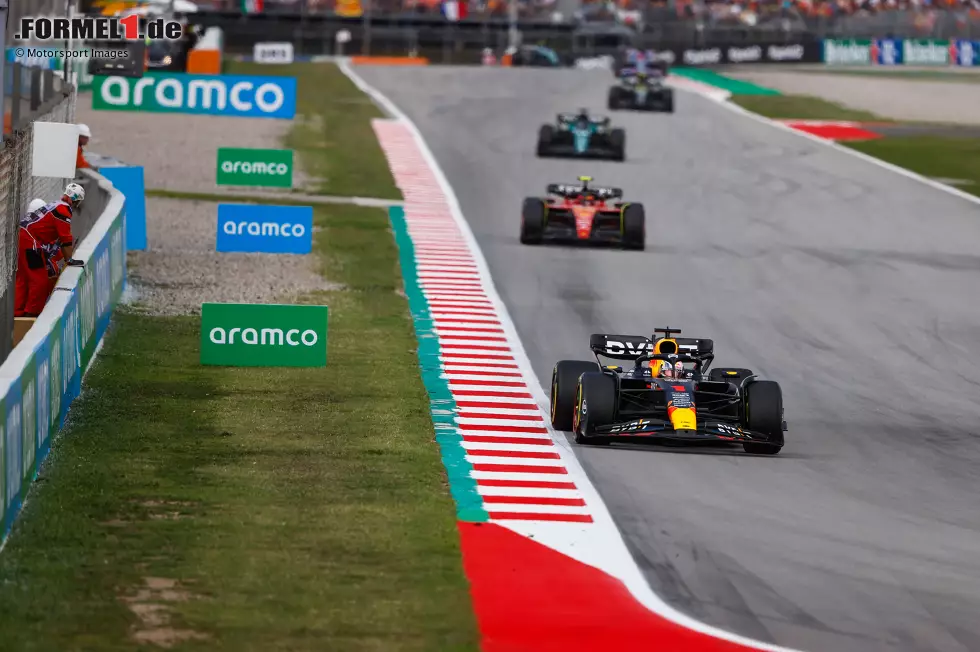 Foto zur News: Keine Überraschung an der Spitze: Max Verstappen gewinnt das Formel-1-Rennen in Spanien. Nur am Start muss er sich auf Mediums kurz wehren, danach wird es eine Spazierfahrt. Der erste Angriff ...