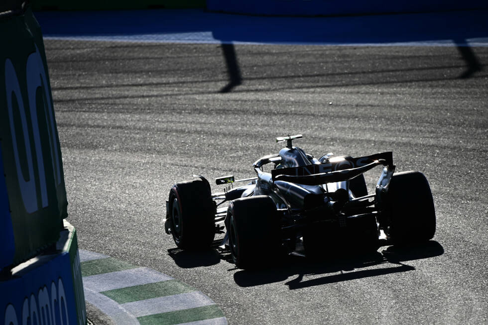Foto zur News: ... auch bei Lewis Hamilton im Mercedes, denn er klagt fortwährend über zu wenig Grip und verpasst im W14 sogar die Tages-Top 10 in Saudi-Arabien. Rückstand: fast genau eine Sekunde. Ob es ...