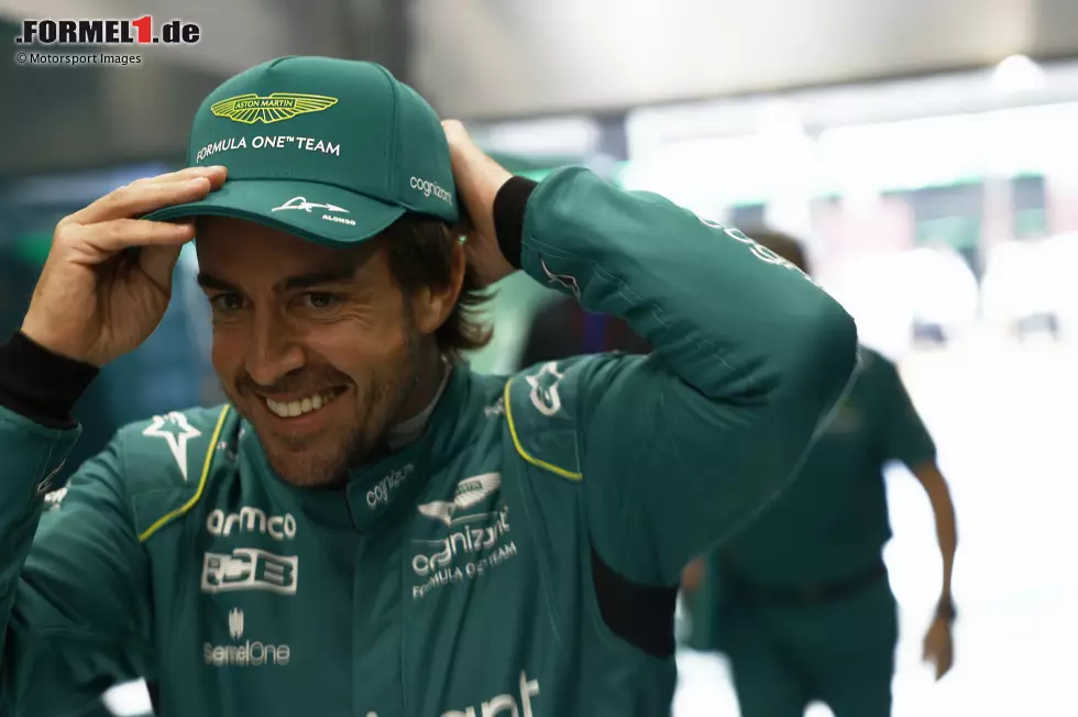 Foto zur News: ... zumindest Fernando Alonso hält mit im Aston Martin AMR23, kommt bis auf zwei Zehntel ran an den Red Bull und ist erster Verfolger noch vor Verstappen-Kollege Sergio Perez im zweiten RB19. Auf P4 im Tagesklassement ...