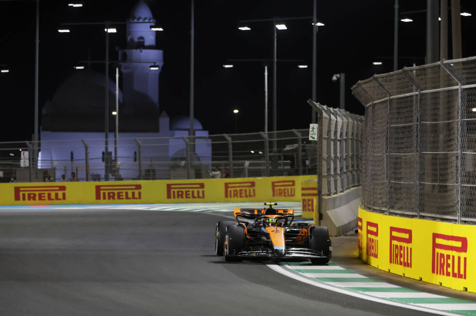 Foto zur News: ... erwischt McLaren-Fahrer Lando Norris schon in Q1: Er touchiert die Mauer und beschädigt sich sein Auto vorne links, muss schließlich an der Box aufgeben. Und auch ...