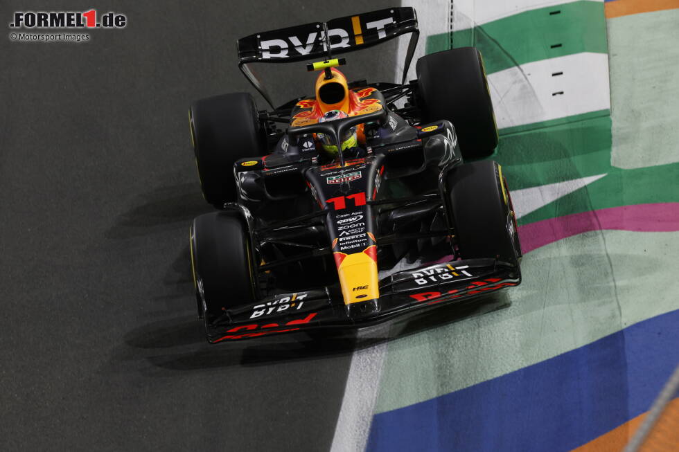 ... ohne Verstappen als Gegner hat dessen Teamkollege Sergio Perez im zweiten Red Bull leichtes Spiel: Er holt mit eineinhalb Zehntel Vorsprung den ersten Platz im Qualifying und damit zum zweiten Mal in Folge die Poleposition in Saudi-Arabien. Aber eigentlich ... ... ohne Verstappen als Gegner hat dessen Teamkollege Sergio Perez im zweiten Red Bull leichtes Spiel: Er holt mit eineinhalb Zehntel Vorsprung den ersten Platz im Qualifying und damit zum zweiten Mal in Folge die Poleposition in Saudi-Arabien. Aber eigentlich ...