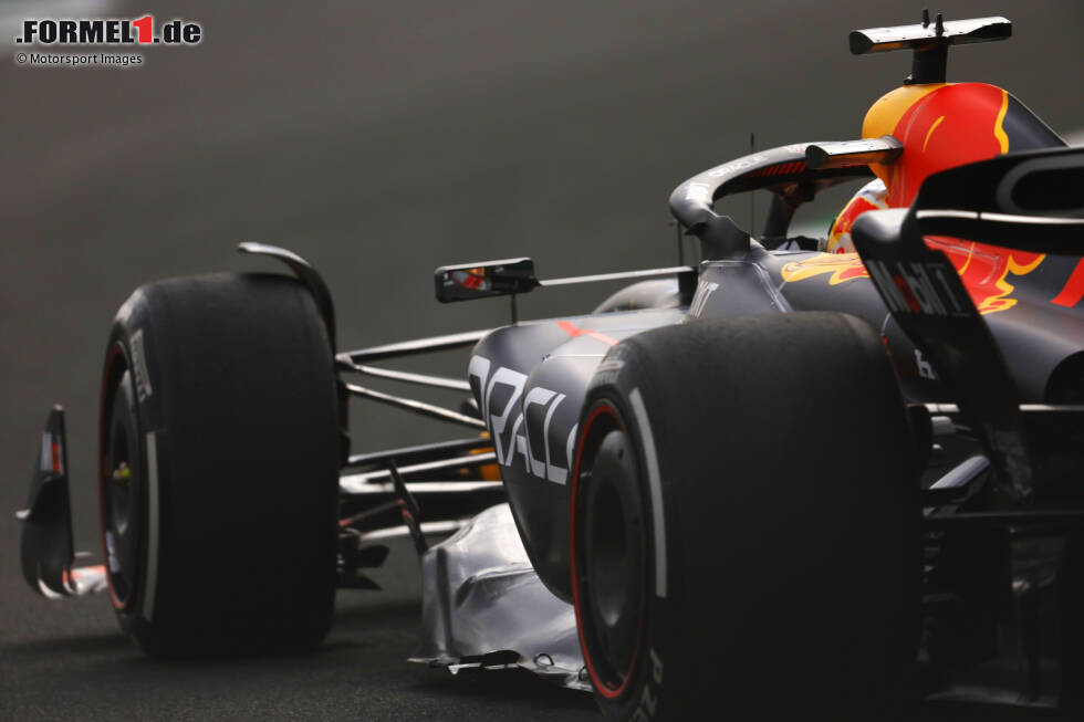 Max Verstappen bestimmt im Red Bull RB19 das dritte Freie Training, fährt mit 1:28.485 Minuten souverän die Bestzeit und geht als Favorit in das Qualifying in Dschidda. Dann aber ... Max Verstappen bestimmt im Red Bull RB19 das dritte Freie Training, fährt mit 1:28.485 Minuten souverän die Bestzeit und geht als Favorit in das Qualifying in Dschidda. Dann aber ...