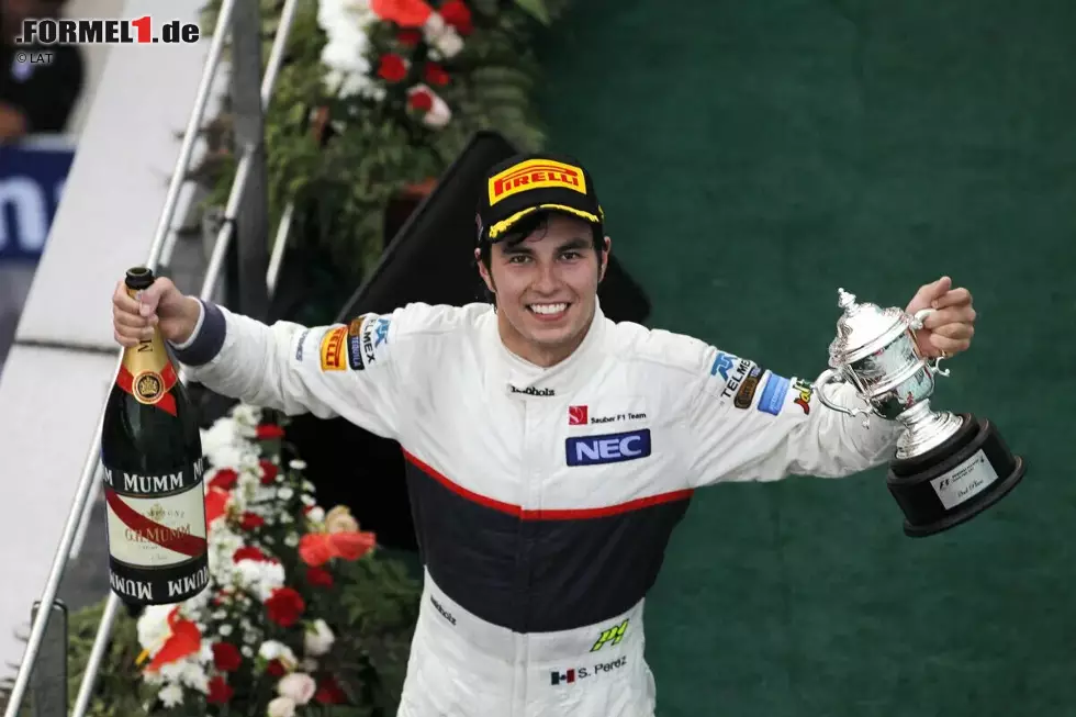 Foto zur News: Sergio Perez (Malaysia 2012): Völlig überraschend fährt &quot;Checo&quot; im zweiten Saisonlauf 2012 für Sauber auf das Podium. Der Mexikaner jagt in der Schlussphase sogar den Ferrari von Fernando Alonso, muss sich nach einem kleinen Fehler aber mit Rang zwei begnügen. Zwei weitere Podestplätze sollten in der Saison noch folgen.