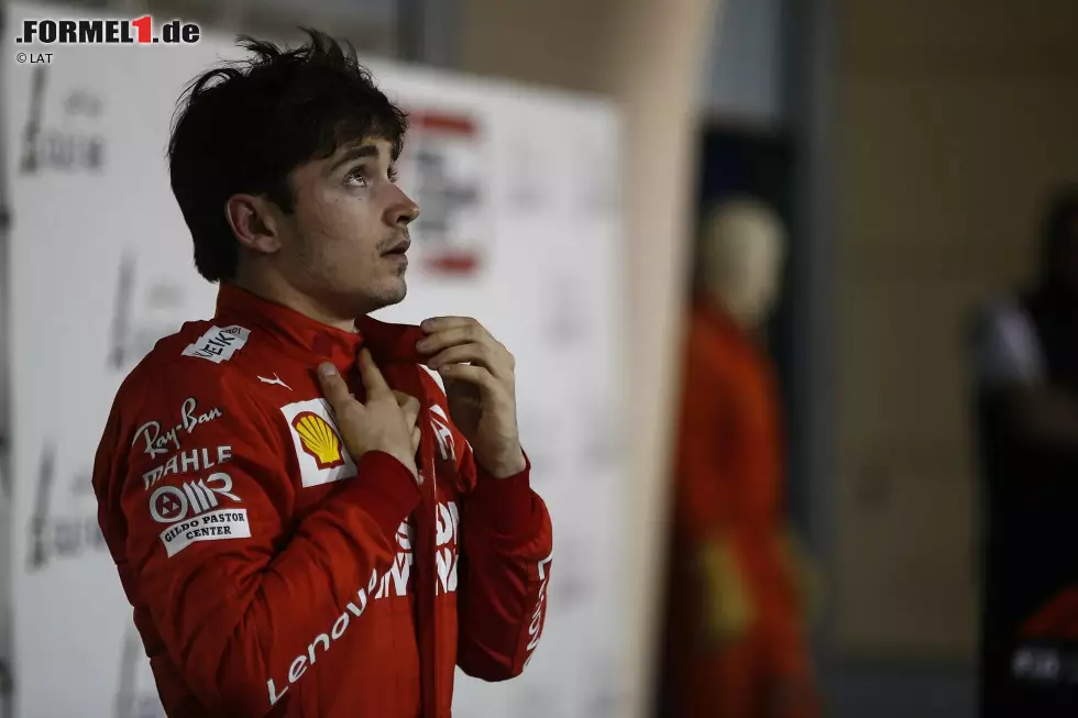 Charles Leclerc (Bahrain 2019): Kaum einer dürfte beim ersten Podium so enttäuscht sein wie Leclerc. Der Monegasse befindet sich in seinem zweiten Rennen für Ferrari auf Siegkurs, bis ein Zylinder in seinem Motor kaputtgeht. Lewis Hamilton profitiert, Leclerc kann durch ein Safety-Car zumindest Rang drei retten. Foto zur News: Charles Leclerc (Bahrain 2019): Kaum einer dürfte beim ersten Podium so enttäuscht sein wie Leclerc. Der Monegasse befindet sich in seinem zweiten Rennen für Ferrari auf Siegkurs, bis ein Zylinder in seinem Motor kaputtgeht. Lewis Hamilton profitiert, Leclerc kann durch ein Safety-Car zumindest Rang drei retten.