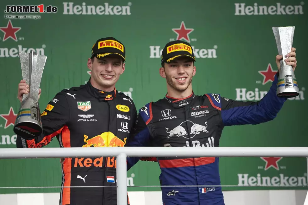 Pierre Gasly (Brasilien 2019): Bei Red Bull gelingt Gasly kein Podium, doch das holt er nach seiner Degradierung zu Toro Rosso nach. Seite-an-Seite mit Lewis Hamilton kämpft sich der Franzose den Schlussanstieg in Interlagos hoch und schlägt den Weltmeister um wenige Zentimeter und erfüllt sich mit Rang zwei einen Traum. Foto zur News: Pierre Gasly (Brasilien 2019): Bei Red Bull gelingt Gasly kein Podium, doch das holt er nach seiner Degradierung zu Toro Rosso nach. Seite-an-Seite mit Lewis Hamilton kämpft sich der Franzose den Schlussanstieg in Interlagos hoch und schlägt den Weltmeister um wenige Zentimeter und erfüllt sich mit Rang zwei einen Traum.