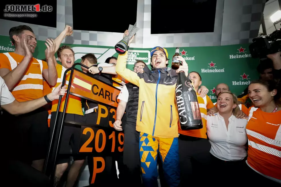 Carlos Sainz (Brasilien 2019): Pech für den Spanier: Er darf seinen ersten Podestplatz nicht auf dem offiziellen Podium feiern. Denn Lewis Hamilton, der ursprünglich Dritter war, bekommt nach dem Rennen eine Strafe aufgebrummt. Sainz rutscht einen Platz nach oben und holt die Feier mit seinem McLaren-Team dann einfach privat nach. Foto zur News: Carlos Sainz (Brasilien 2019): Pech für den Spanier: Er darf seinen ersten Podestplatz nicht auf dem offiziellen Podium feiern. Denn Lewis Hamilton, der ursprünglich Dritter war, bekommt nach dem Rennen eine Strafe aufgebrummt. Sainz rutscht einen Platz nach oben und holt die Feier mit seinem McLaren-Team dann einfach privat nach.