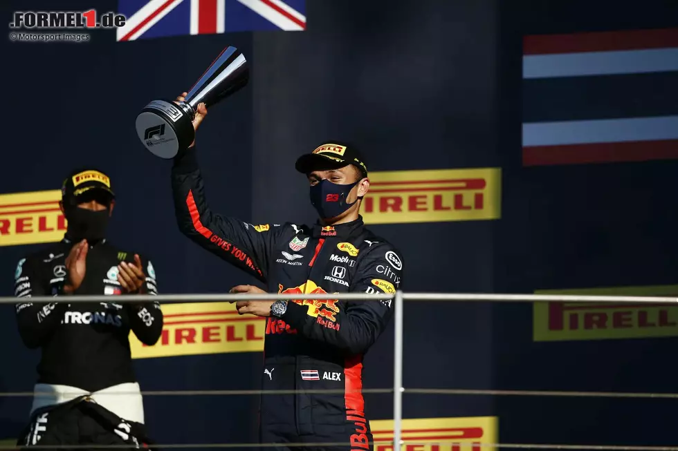 Alexander Albon (Toskana 2020): Lange rennt der Thailänder seinem ersten Podestplatz für Red Bull hinterher. Als die Fragen immer größer werden, gelingt ihm beim bisher einzigen Formel-1-Rennen in Mugello Platz drei. Zuvor hatte ein Massencrash beim Safety-Car-Restart für einen großen Schrotthaufen gesorgt. Foto zur News: Alexander Albon (Toskana 2020): Lange rennt der Thailänder seinem ersten Podestplatz für Red Bull hinterher. Als die Fragen immer größer werden, gelingt ihm beim bisher einzigen Formel-1-Rennen in Mugello Platz drei. Zuvor hatte ein Massencrash beim Safety-Car-Restart für einen großen Schrotthaufen gesorgt.