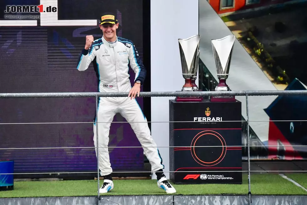George Russell (Belgien 2021): Völlig irre ist die Story um das erste Podium von Russell im völlig unterlegenen Williams. Im Regen-Qualifying in Spa fährt der Brite überraschend auf Startplatz zwei. Und weil die durchnässten Fans am Sonntag nur eine gewertete Runde hinter dem Safety-Car sehen, bleibt Russell auf seiner Position. Foto zur News: George Russell (Belgien 2021): Völlig irre ist die Story um das erste Podium von Russell im völlig unterlegenen Williams. Im Regen-Qualifying in Spa fährt der Brite überraschend auf Startplatz zwei. Und weil die durchnässten Fans am Sonntag nur eine gewertete Runde hinter dem Safety-Car sehen, bleibt Russell auf seiner Position.