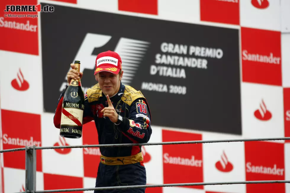Das erste Podest gleich mit einem Sieg feiern, so wie Sebastian Vettel 2008 in Monza, das kann nicht jeder. Der Deutsche ist mittlerweile nicht mehr in der Formel 1 dabei, doch wir wollen uns einmal seinen aktuellen Kollegen widmen und wann und wie sie zu ihrem ersten Formel-1-Podium gekommen sind. Foto zur News: Das erste Podest gleich mit einem Sieg feiern, so wie Sebastian Vettel 2008 in Monza, das kann nicht jeder. Der Deutsche ist mittlerweile nicht mehr in der Formel 1 dabei, doch wir wollen uns einmal seinen aktuellen Kollegen widmen und wann und wie sie zu ihrem ersten Formel-1-Podium gekommen sind.