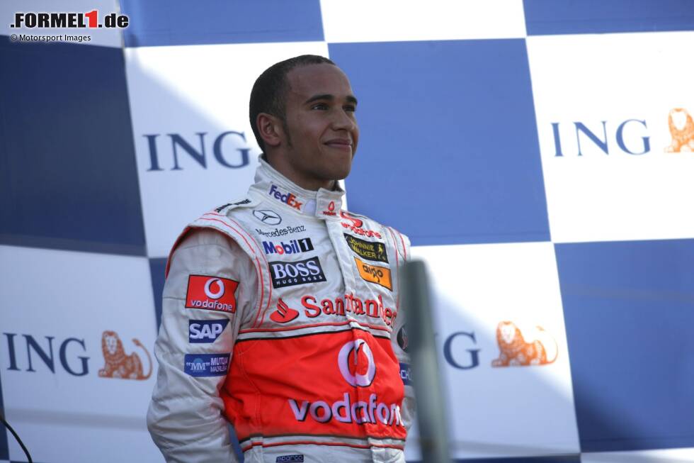 Foto zur News: Lewis Hamilton (Australien 2007): Die Karriere des Rekordweltmeisters beginnt mit einem Paukenschlag. Der McLaren-Rookie überholt seinen Weltmeister-Teamkollegen Alonso gleich in der ersten Kurve, verliert den Platz aber durch einen Overcut wieder. Trotzdem schafft er es auf Anhieb auf Platz drei und deutet sein Potenzial an.