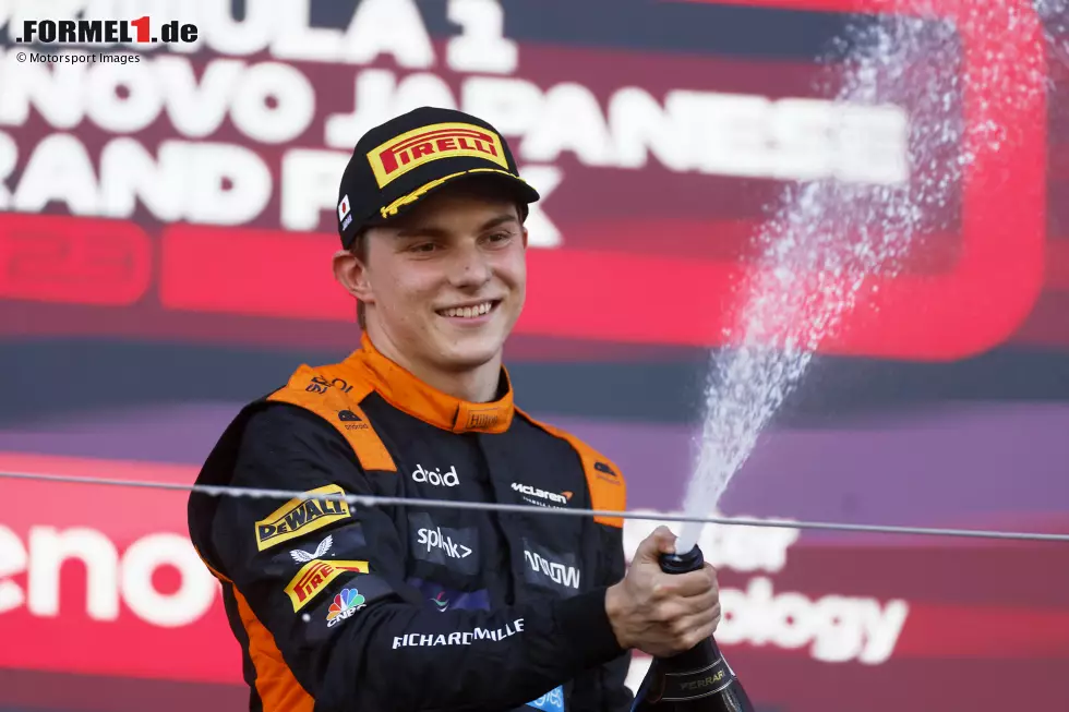 Oscar Piastri (Japan 2023): Der Australier steht gleich in seiner Rookiesaison zweimal auf dem Podium und kann in Katar sogar einen Sprint gewinnen! Sein erstes Podest holt er in Japan als Dritter. Schneller sind dort nur Überflieger Max Verstappen und Teamkollege Lando Norris. Zuvor war er bereits beim Sprint in Belgien Zweiter geworden. Foto zur News: Oscar Piastri (Japan 2023): Der Australier steht gleich in seiner Rookiesaison zweimal auf dem Podium und kann in Katar sogar einen Sprint gewinnen! Sein erstes Podest holt er in Japan als Dritter. Schneller sind dort nur Überflieger Max Verstappen und Teamkollege Lando Norris. Zuvor war er bereits beim Sprint in Belgien Zweiter geworden.