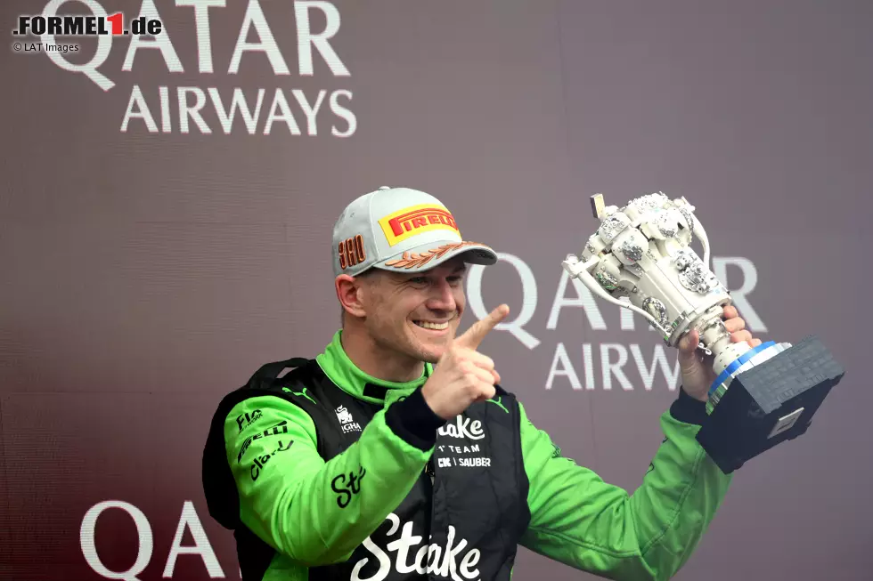 Nico Hülkenberg (Großbritannien 2025): Der Deutsche stellt beim verregneten Rennen in Silverstone einen ganz anderen Rekord auf. Er schafft es im 239. Anlauf endlich aufs Podest. Länger musste bislang kein Fahrer warten! Als Dritter muss er sich bei schwierigen Bedingungen lediglich den überlegenen McLaren-Piloten geschlagen geben. Foto zur News: Nico Hülkenberg (Großbritannien 2025): Der Deutsche stellt beim verregneten Rennen in Silverstone einen ganz anderen Rekord auf. Er schafft es im 239. Anlauf endlich aufs Podest. Länger musste bislang kein Fahrer warten! Als Dritter muss er sich bei schwierigen Bedingungen lediglich den überlegenen McLaren-Piloten geschlagen geben.