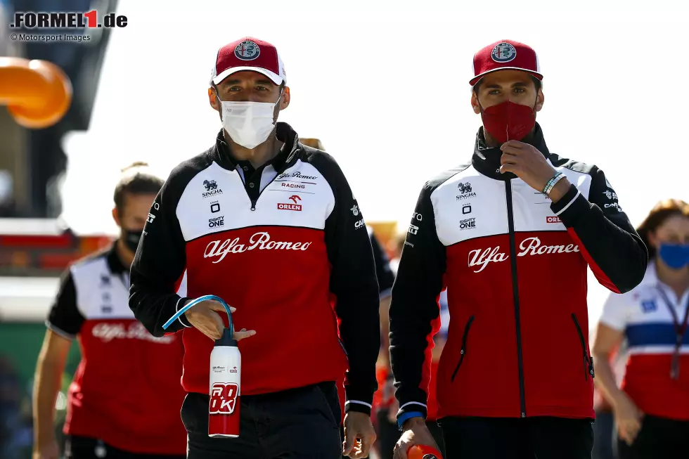 2021 - 1 Fahrerwechsel: Corona ist auch der Grund für den einzigen Fahrerwechsel in der Saison 2021. Weil Kimi Räikkönen positiv getestet wird, darf Ersatzfahrer Robert Kubica in Zandvoort und Monza für Alfa Romeo ran. Foto zur News: 2021 - 1 Fahrerwechsel: Corona ist auch der Grund für den einzigen Fahrerwechsel in der Saison 2021. Weil Kimi Räikkönen positiv getestet wird, darf Ersatzfahrer Robert Kubica in Zandvoort und Monza für Alfa Romeo ran.
