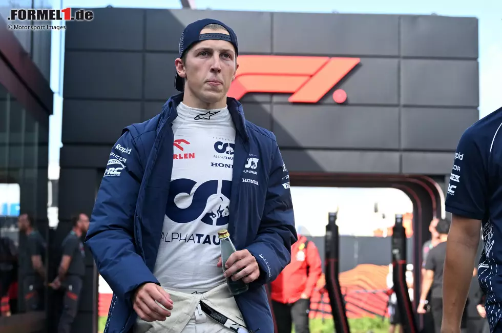 2023 - 2 Fahrerwechsel: De Vries steht auch im Mittelpunkt des ersten Fahrerwechsels 2023. Nach zehn Rennen ist er sein Cockpit wieder los. Mit Daniel Ricciardo setzt Red Bull einen alten Bekannten in das B-Team. Der fällt mit einer gebrochenen Mittelhand jedoch zeitweise aus, wodurch Liam Lawson zu seinem Debüt kommt. Foto zur News: 2023 - 2 Fahrerwechsel: De Vries steht auch im Mittelpunkt des ersten Fahrerwechsels 2023. Nach zehn Rennen ist er sein Cockpit wieder los. Mit Daniel Ricciardo setzt Red Bull einen alten Bekannten in das B-Team. Der fällt mit einer gebrochenen Mittelhand jedoch zeitweise aus, wodurch Liam Lawson zu seinem Debüt kommt.