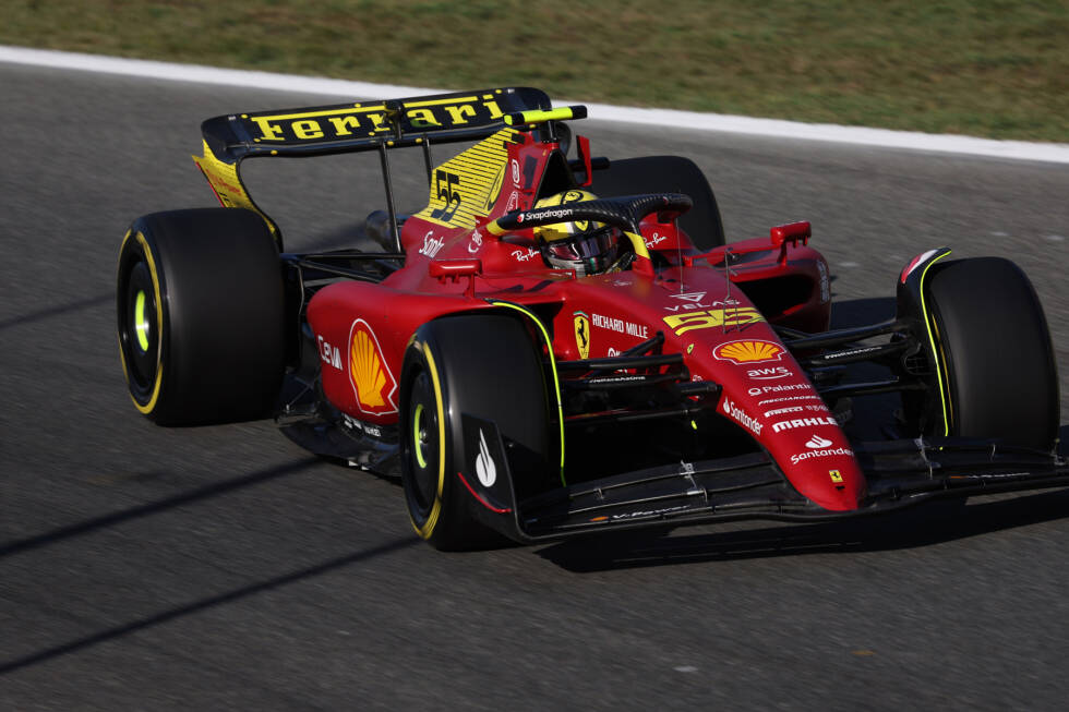 Foto zur News: 75 Jahre Ferrari im Jahr 2022 sind der Anlass für gelbe Farbtupfer auf den Formel-1-Autos, die beim Italien-Grand-Prix antreten. Die Motorhaube und der Heckflügel werden umgestaltet, auch die Startnummer erhält einen neuen Farbton. Und ganz ähnlich ...