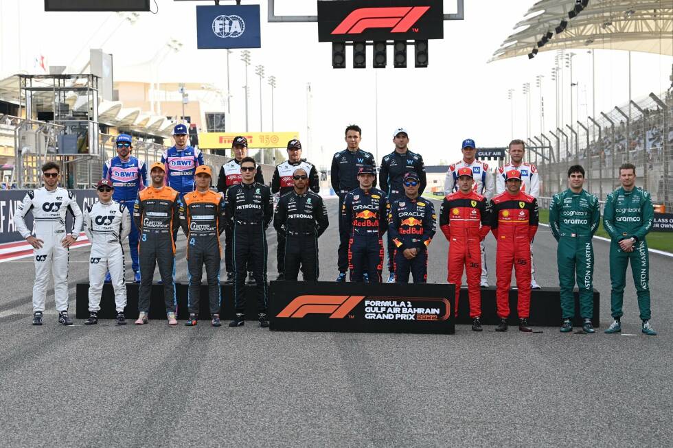 Foto zur News: 2022 - Vorne: P. Gasly, Y. Tsunoda, D. Ricciardo, L. Norris, G. Russell, L. Hamilton, M. Verstappen, S. Perez, C. Leclerc, C. Sainz Jr, L. Stzroll, N. Hülkenberg (Ersatz für S. Vettel); Hinten: F. Alonso, E. Ocon, G. Zhou, V. Bottas, A. Albon, N. Latifi, M. Schumacher, K. Magnussen.